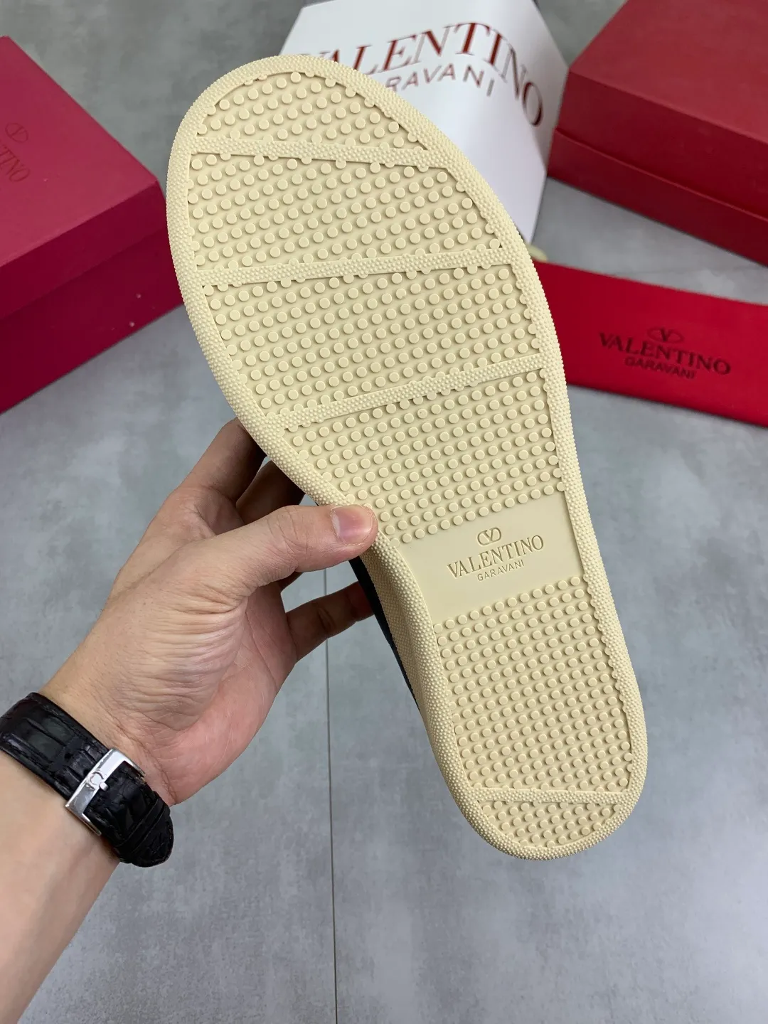 Men's men's shoes 💰P520 New style 💰 Top version Valentino Valentino 25/ Royco series Cherry 🍒Couple style Casual sneakers White shoes Original purchase and development Production Classic and timeless low-top sneakers outline a lazy silhouette, supplemented by low-key and restrained brand details, evolved into a must-have item in the wardrobe, comfortable and versatile!  ✔️Fabric: Original customized first-layer cowhide ✔️Inner lining: Imported breathable sheep lining ✔️Sole: Original molded anti-slip rubber material ✔️Size: 38-45
